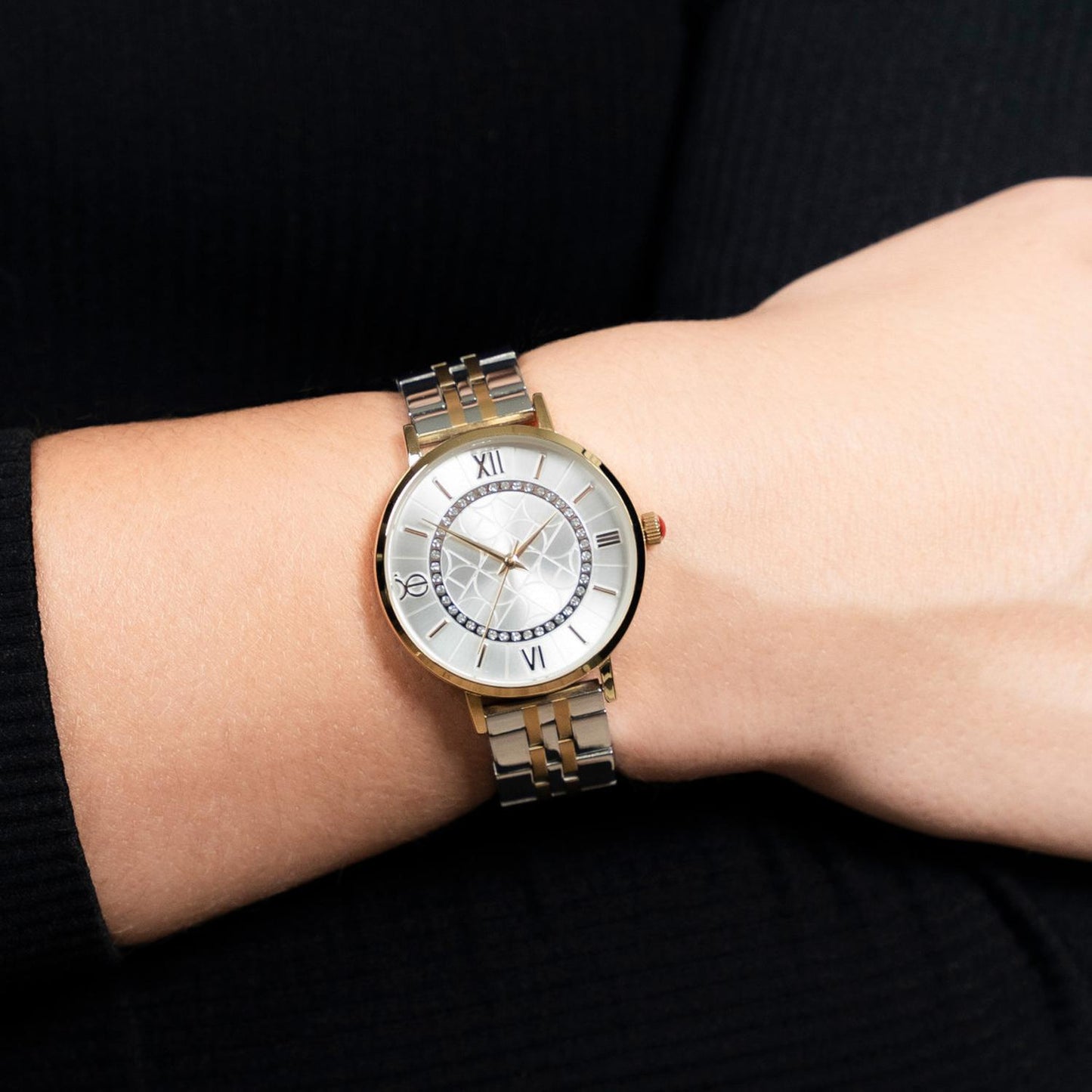 Reloj Análogo Cloe Para Dama con Pedrería Trama en el Fondo y Extensible Color Dorado OE2445