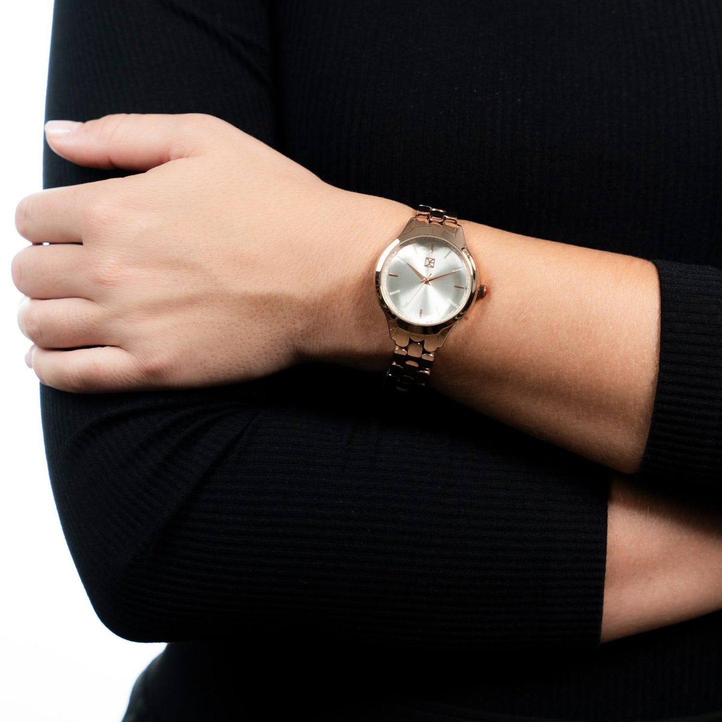 Reloj Analogo para Dama con Cristal Facetado, de Acero Inoxidable Color Plateado OE2439