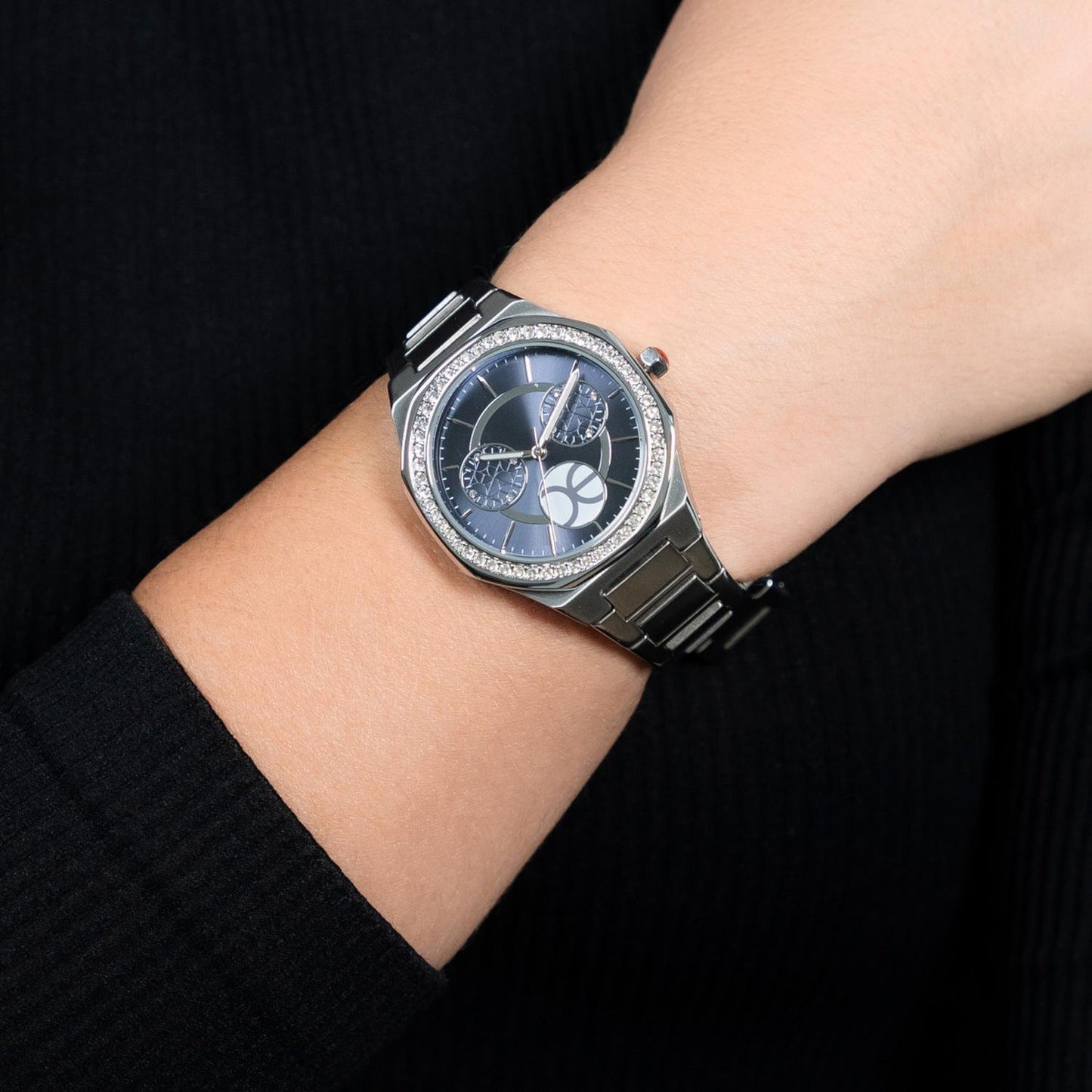 Reloj Cloe Analogo para Dama con Pedreria en Bisel, Simuladores y Extensible Color Plateado OE2443