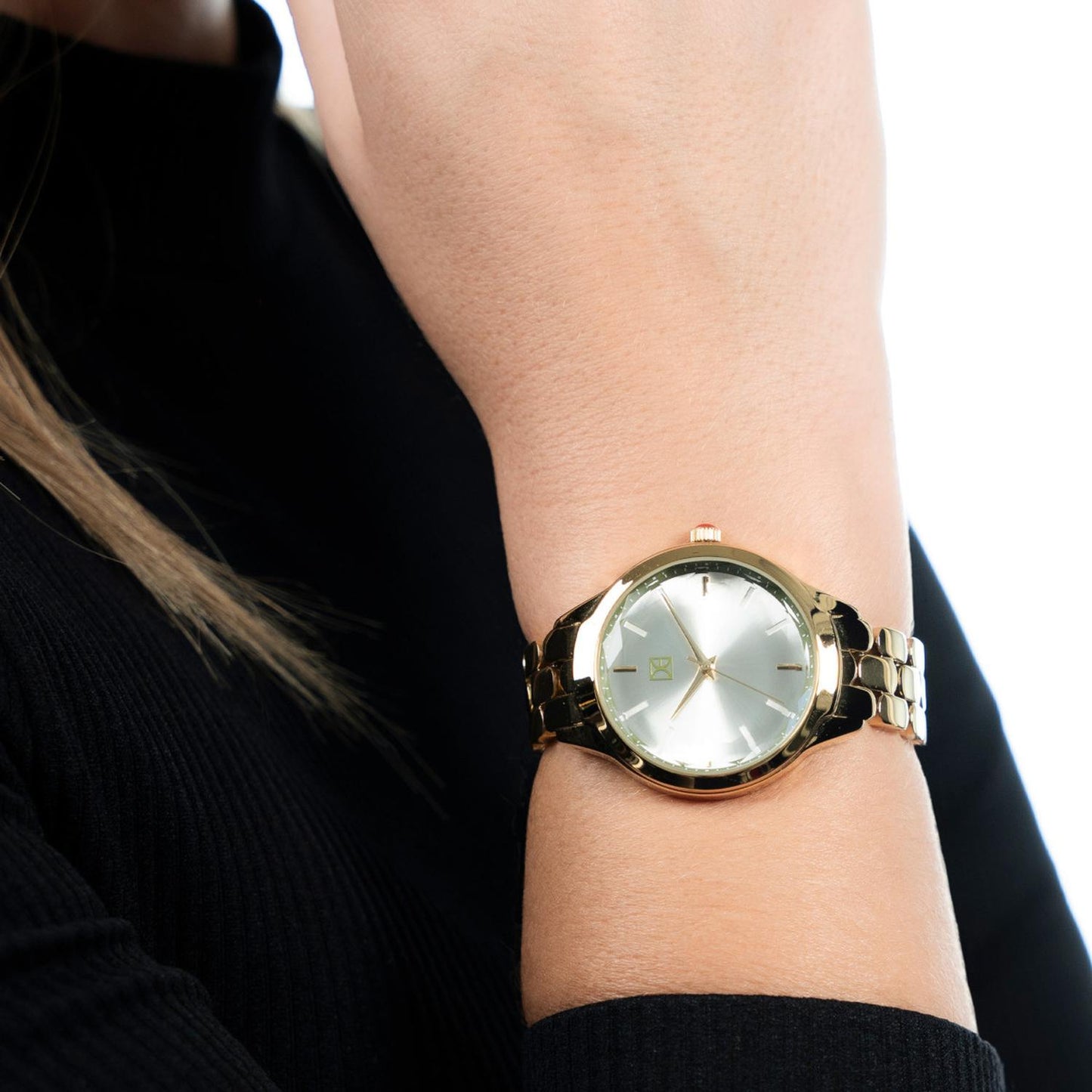 Reloj Analogo para Dama con Cristal Facetado, de Acero Inoxidable Color Plateado OE2439
