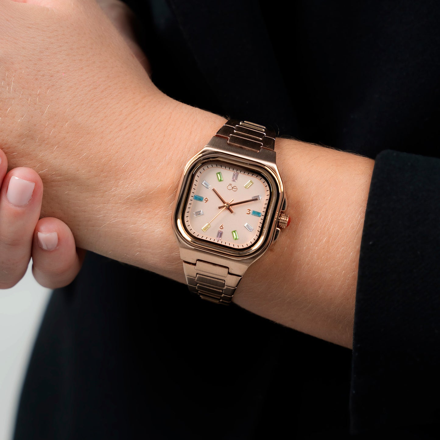 Reloj Cloe Análogo para Dama con Indicadores de Colores y Correa de Acero Inoxidable OE2433