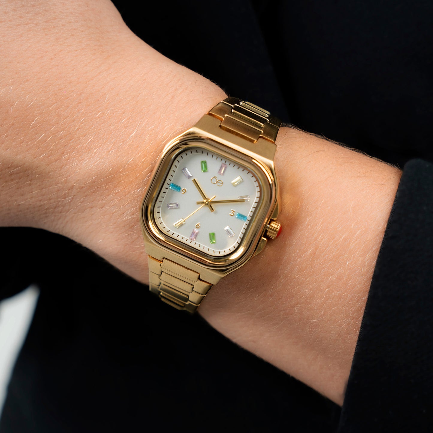 Reloj Cloe Análogo para Dama con Indicadores de Colores y Correa de Acero Inoxidable OE2433