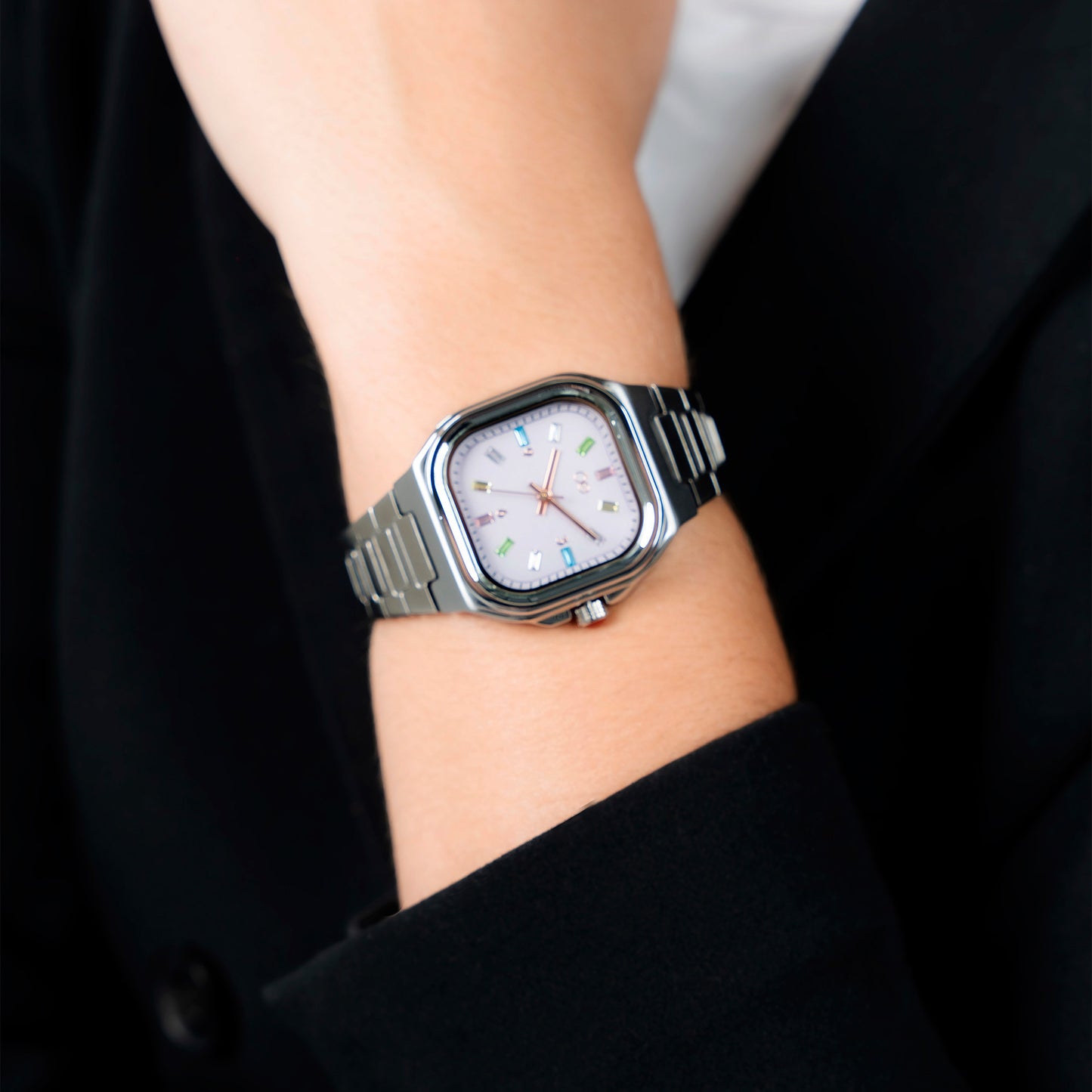 Reloj Cloe Análogo para Dama con Indicadores de Colores y Correa de Acero Inoxidable OE2433