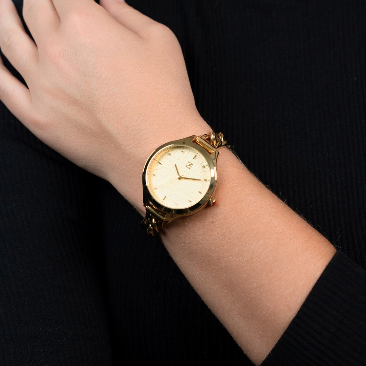 Reloj Para Dama con Pedrería en Indicadores y Correa de Metal Color Plateado OE2429