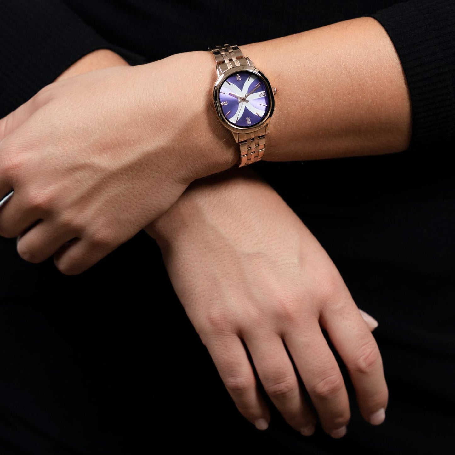 Reloj Analogo para Dama con Pedreria en Indicadores, Fondo Rosa y Extensible Color Plateado OE2440