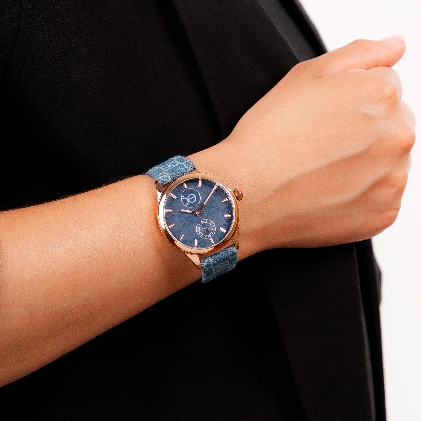 Reloj Cloe Análogo para Dama con Trama OE y Correa de Denim OE2531