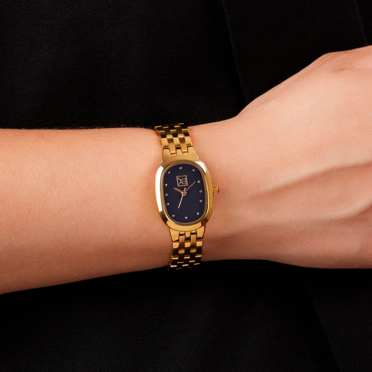 Reloj Cloe Análogo para Dama con Caja Ovalada y Extensible de Acero Inoxidable OE2532