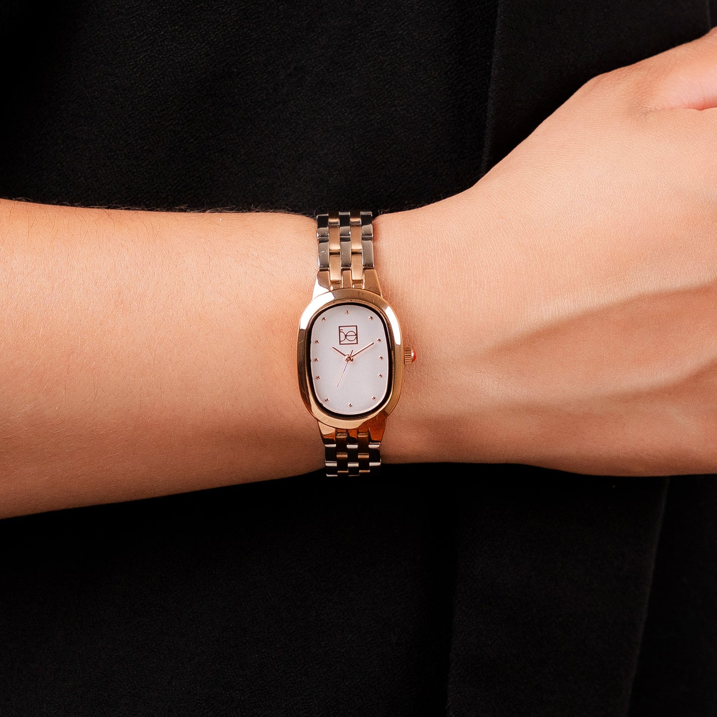 Reloj Cloe Análogo para Dama con Caja Ovalada y Extensible de Acero Inoxidable OE2532