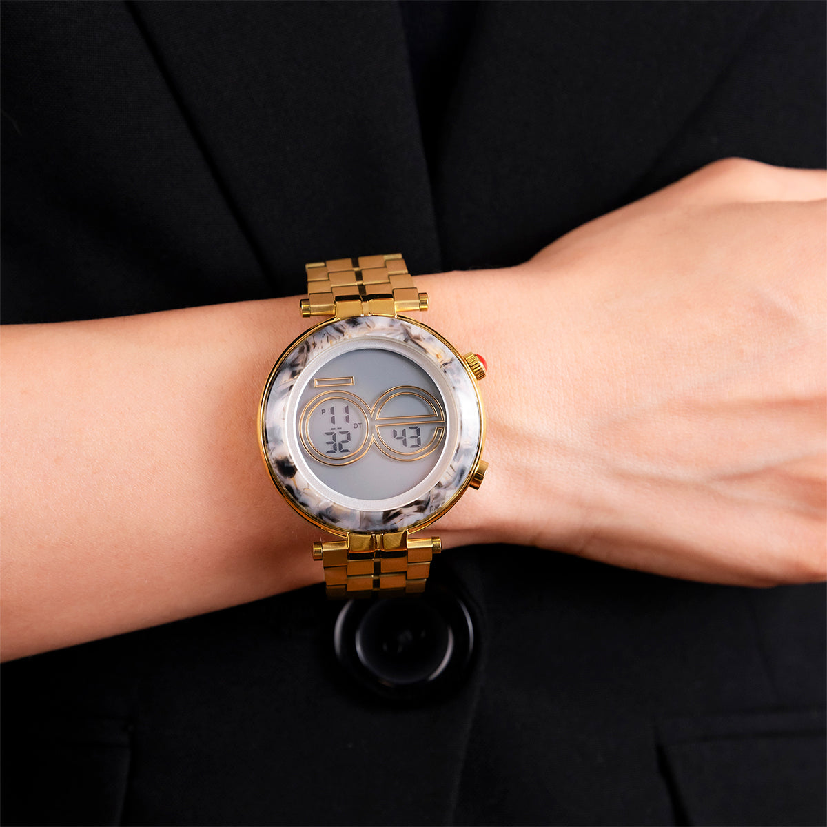 Reloj Cloe Digital para Dama con Bisel Tipo Mármol y Extensible de Acero Inoxidable OE2537