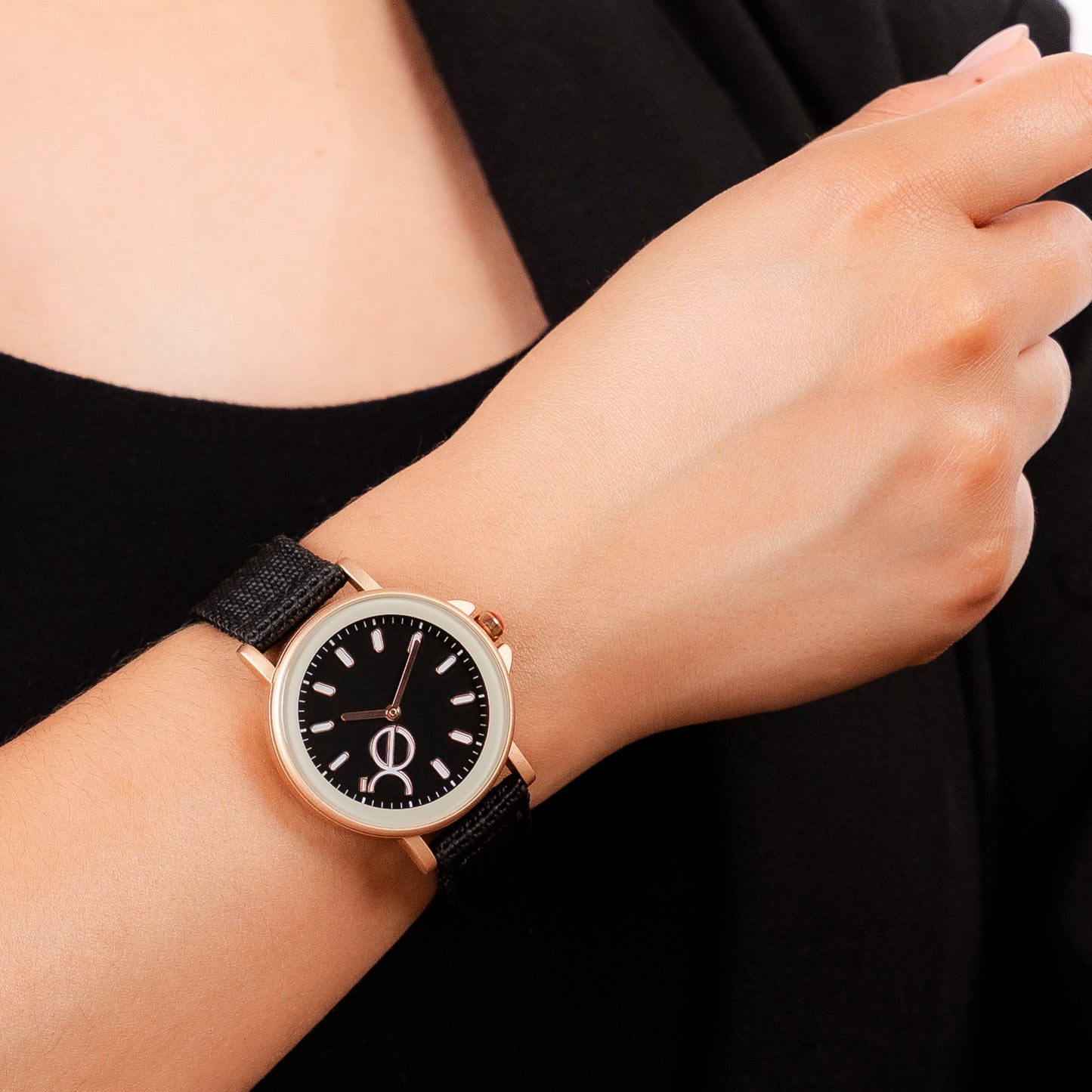 Reloj Cloe Análogo para Dama con Caja Redonda y Correa de Textil OE2540