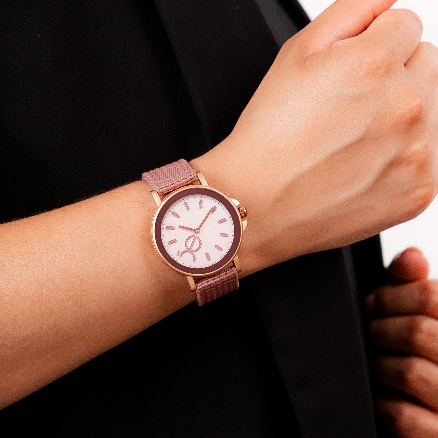Reloj Cloe Análogo para Dama con Caja Redonda y Correa de Textil OE2540