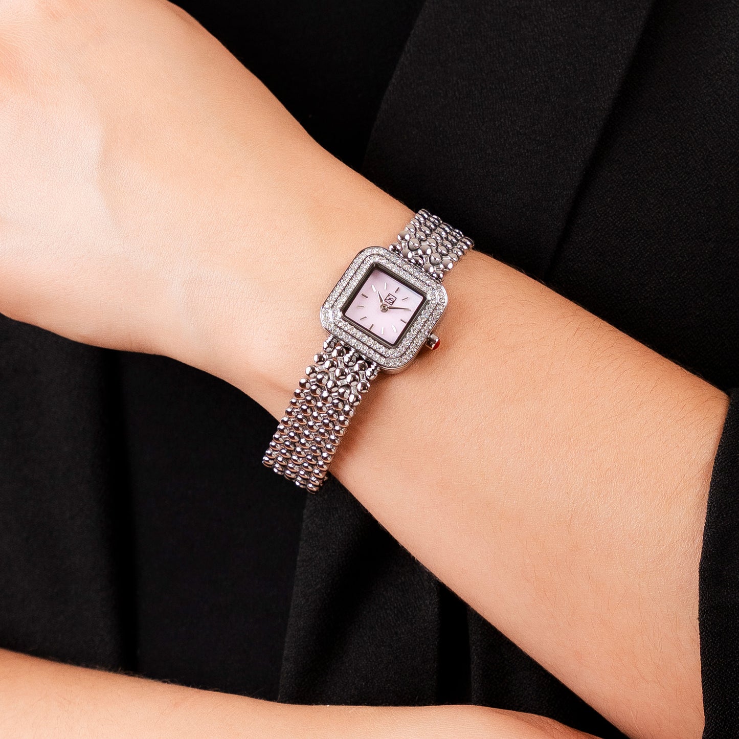 Reloj Cloe Análogo para Dama con Doble Pedrería en Bisel y Extensible de Acero Inoxidable OE2543