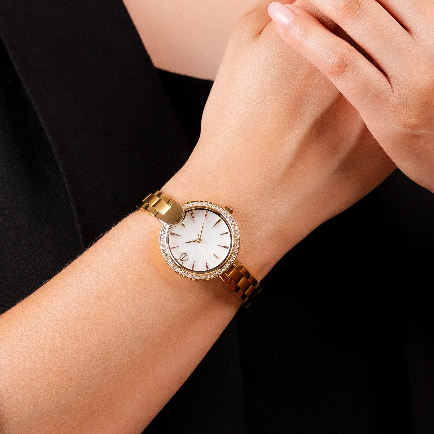 Reloj Cloe Análogo para Dama con Carátula con Acabado de Madre Perla y Extensible de Acero Inoxidable OE2545