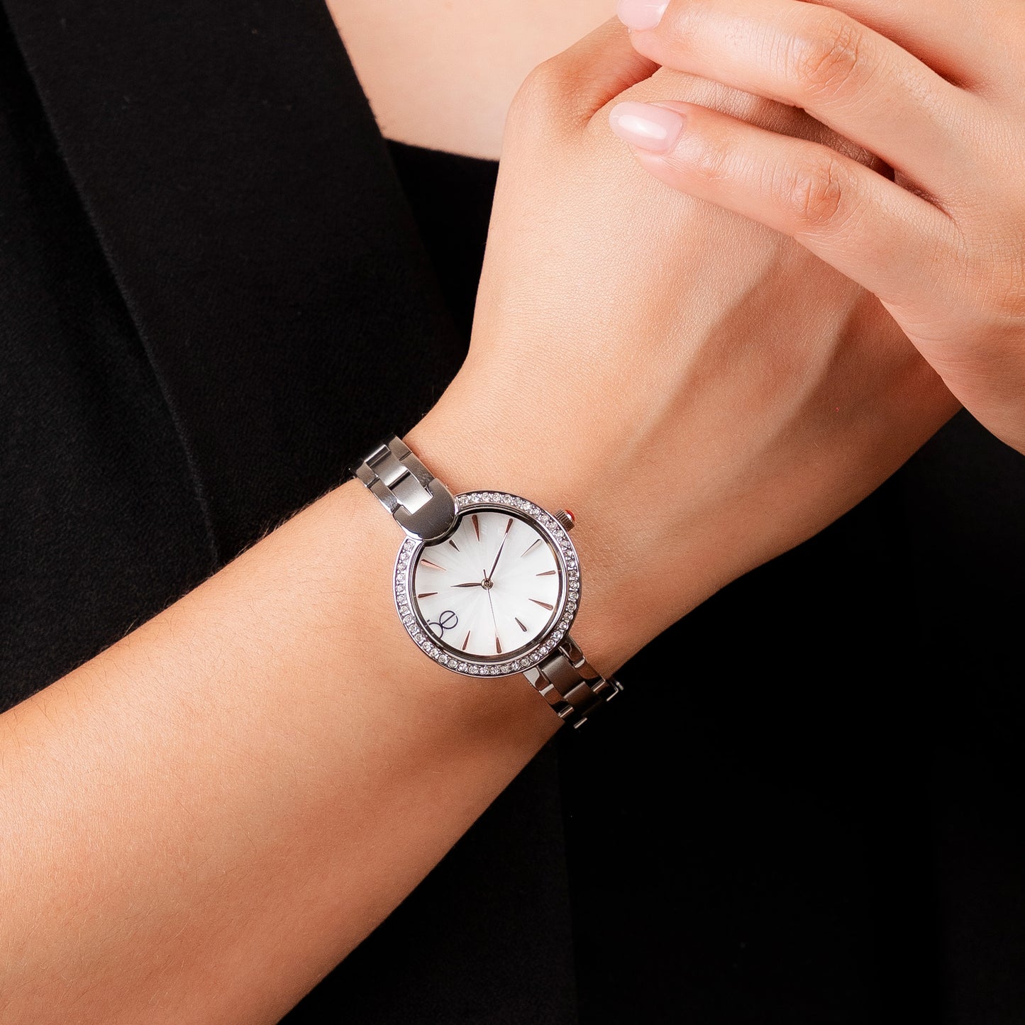 Reloj Cloe Análogo para Dama con Carátula con Acabado de Madre Perla y Extensible de Acero Inoxidable OE2545