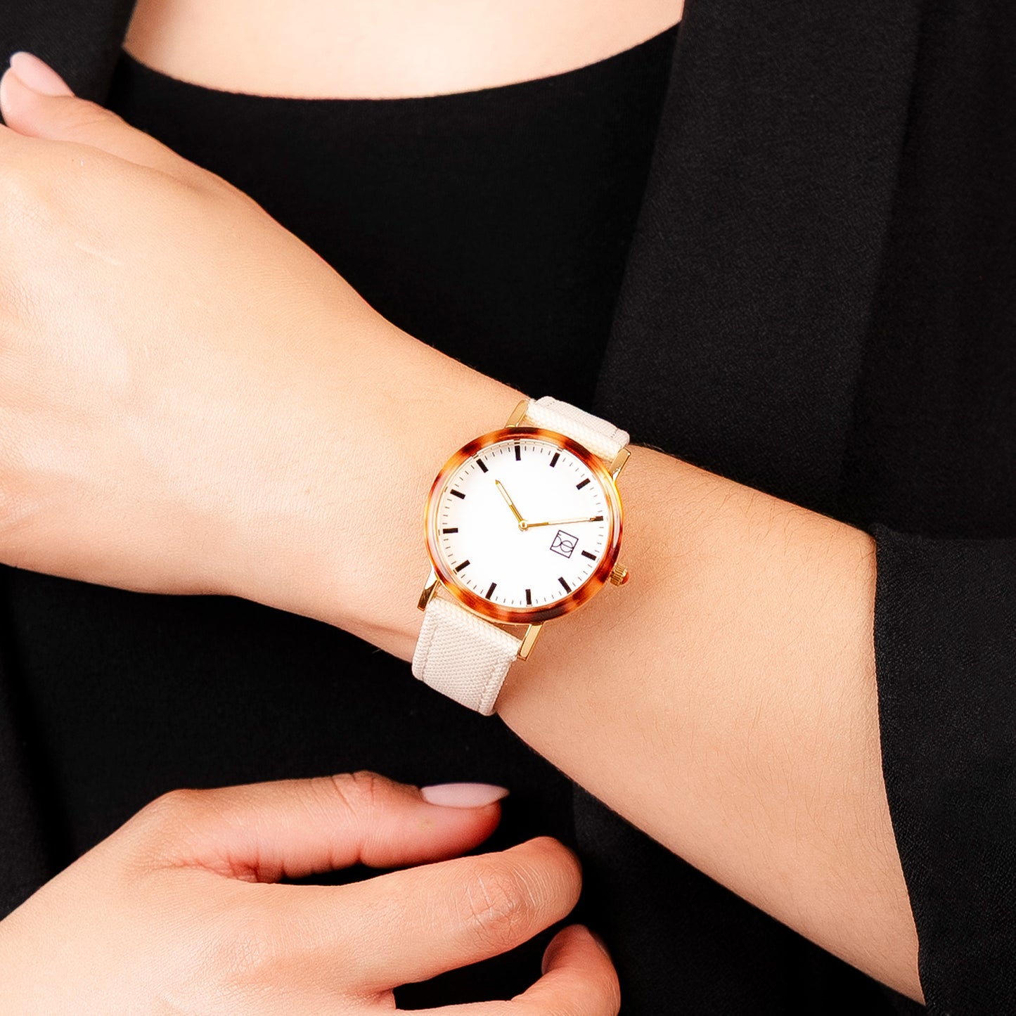 Reloj Cloe Análogo para Dama con Bisel Carey y Correa de Textil OE2546