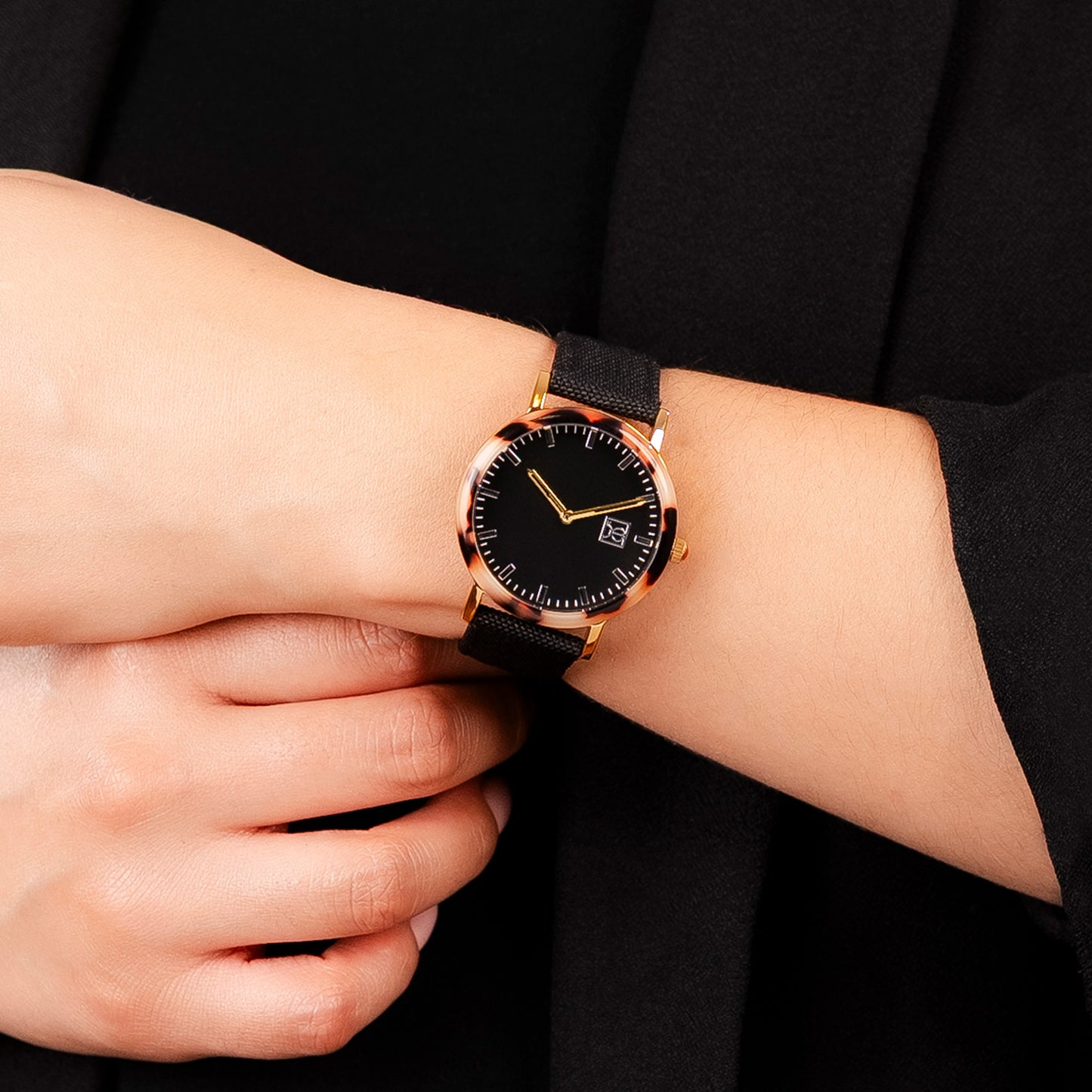 Reloj Cloe Análogo para Dama con Bisel Carey y Correa de Textil OE2546