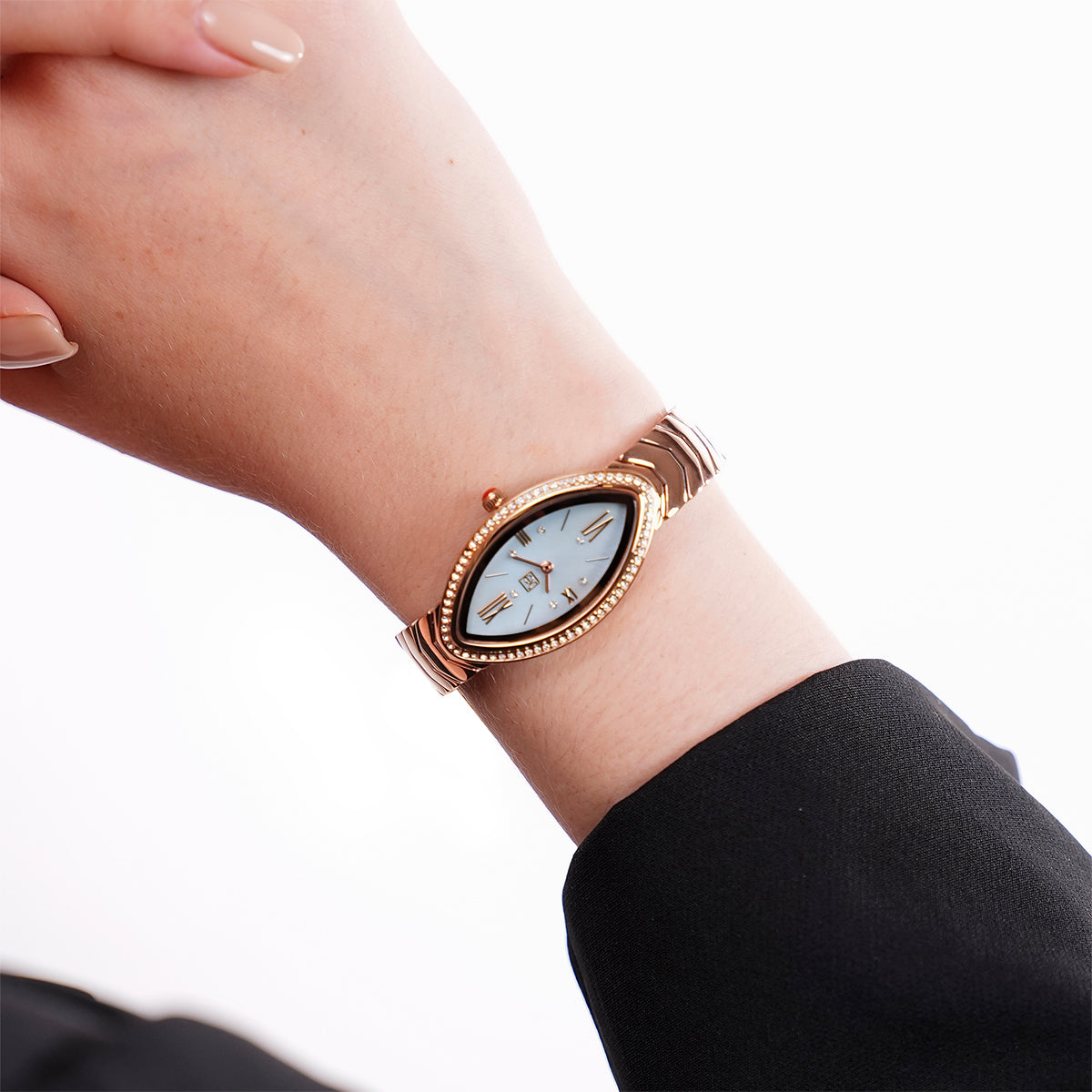 Reloj Cloe Análogo Caja Ovalada y Extensible de Acero Inoxidable OE2548-GL
