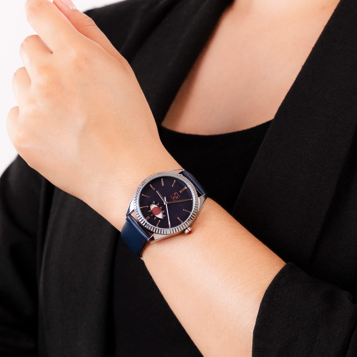 Reloj Cloe Análogo para Dama con Detalle de Ojo con Movimiento OE2551