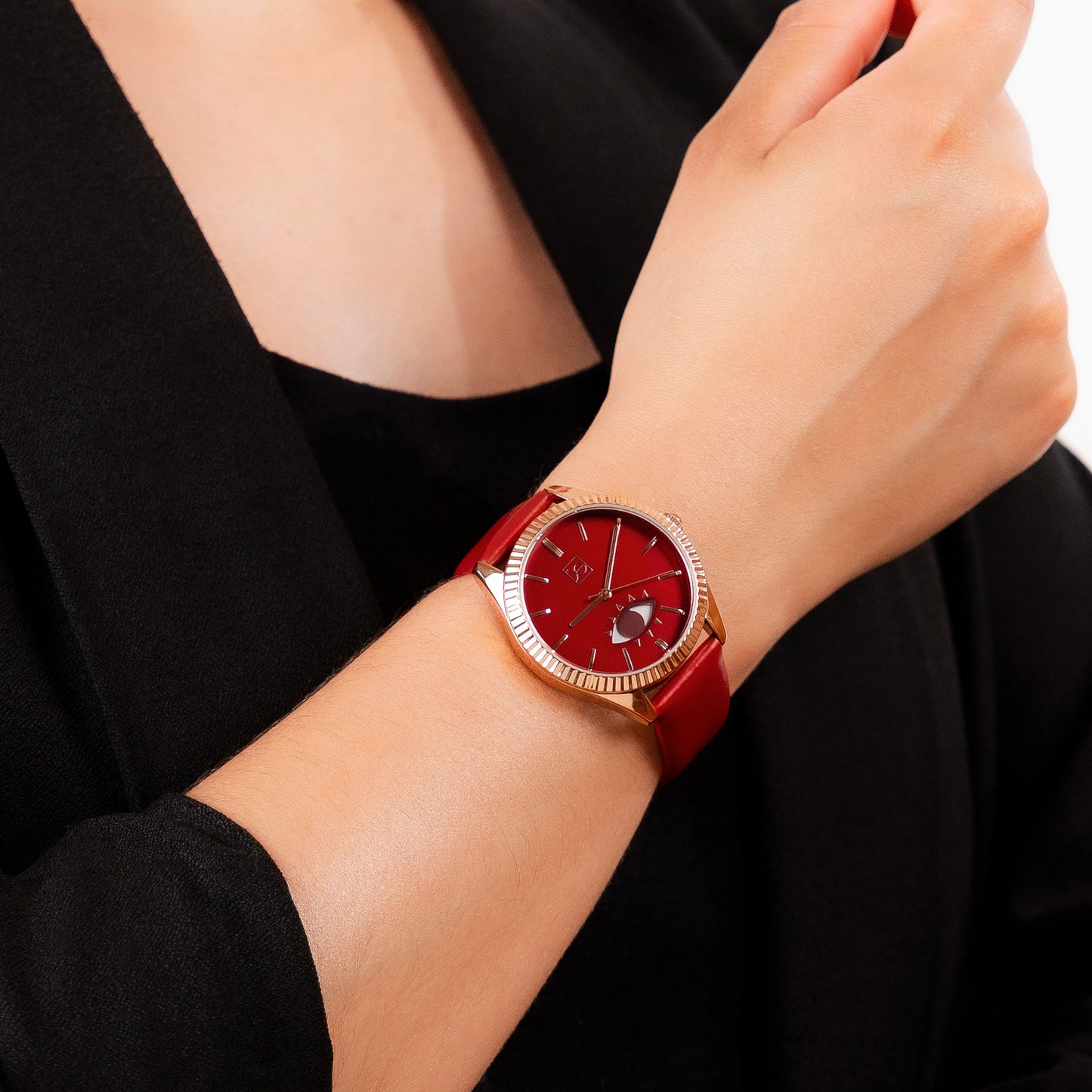 Reloj Cloe Análogo para Dama con Detalle de Ojo con Movimiento OE2551