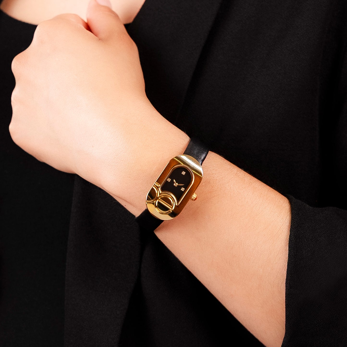 Reloj Cloe Análogo para Dama con Monograma Integrado en la Caja y Correa de Tactopiel OE2553