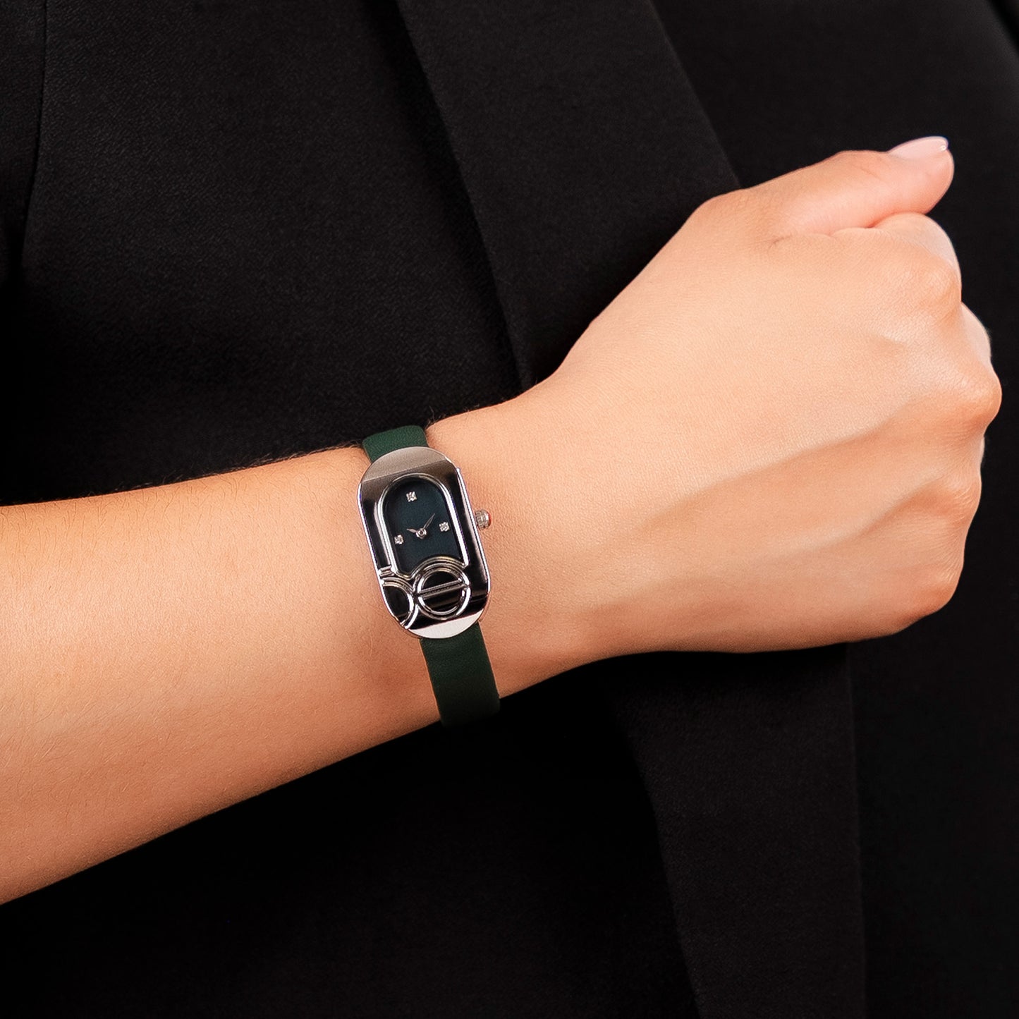 Reloj Cloe Análogo para Dama con Monograma Integrado en la Caja y Correa de Tactopiel OE2553