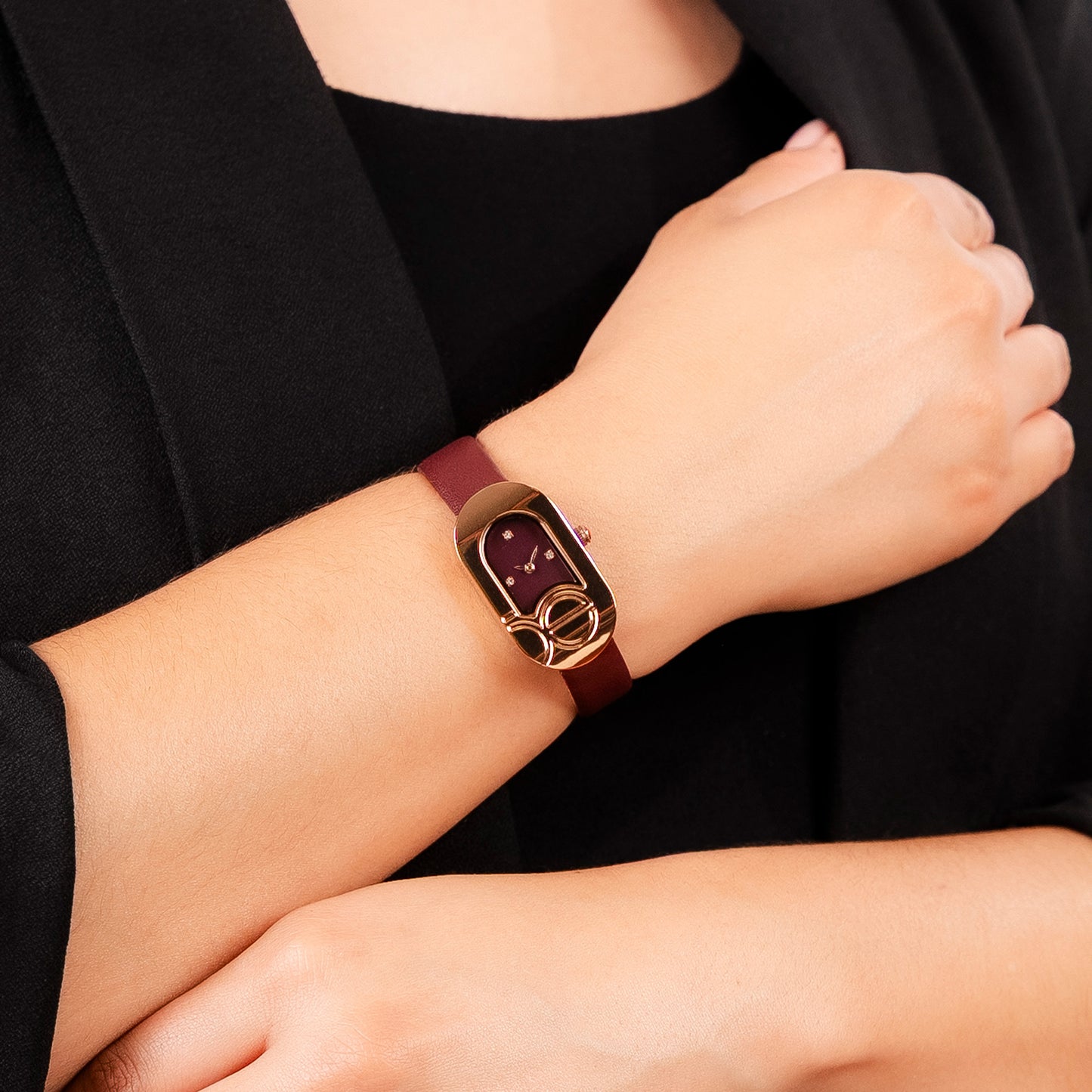 Reloj Cloe Análogo para Dama con Monograma Integrado en la Caja y Correa de Tactopiel OE2553