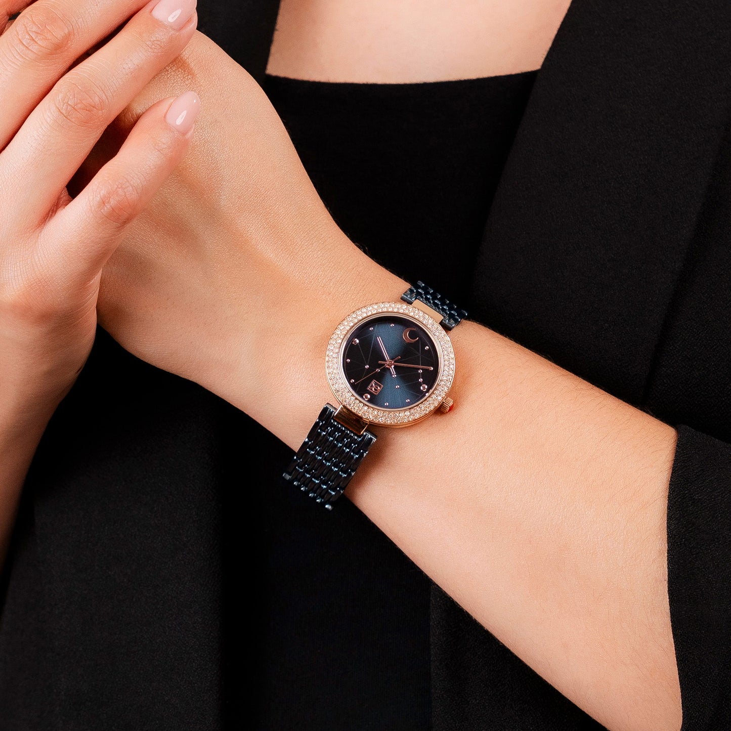 Reloj Cloe Análogo para Dama con Indicador en Forma de Luna y Extensible de Acero Inoxidable OE2555