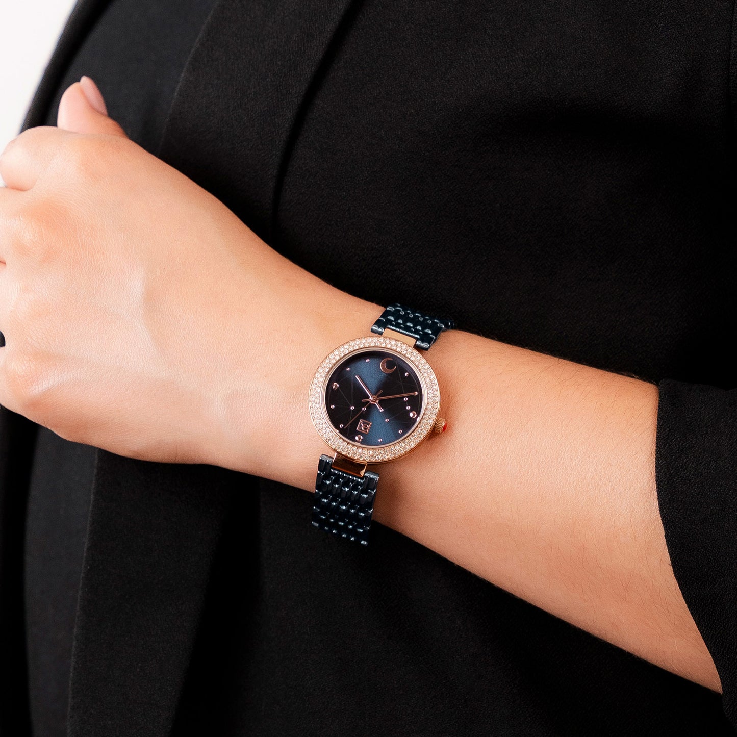 Reloj Cloe Análogo para Dama con Indicador en Forma de Luna y Extensible de Acero Inoxidable OE2555