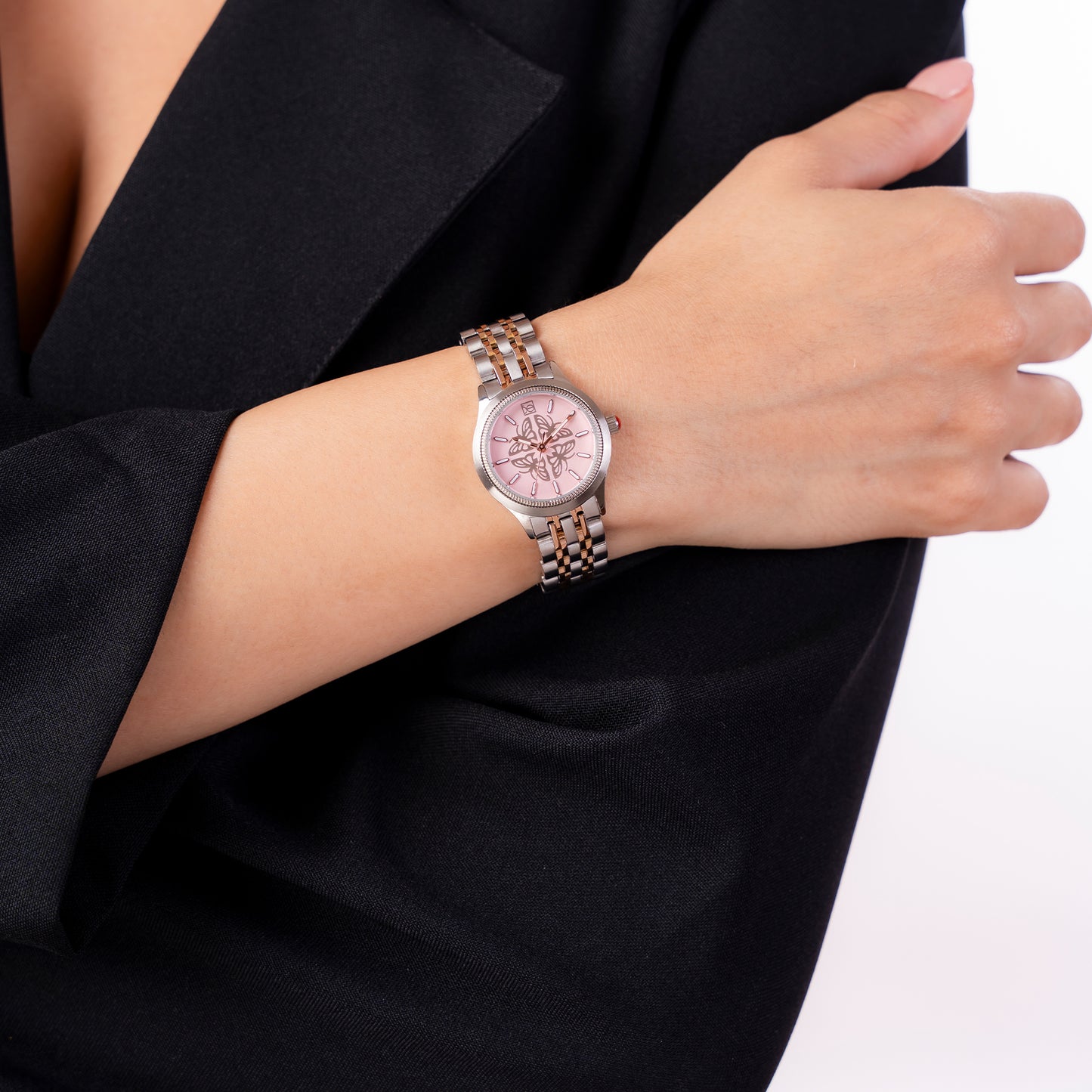 Reloj Cloe Análogo para Dama con Carátula con Diseño de Mariposas y Extensible de Acero Inoxidable OE2629
