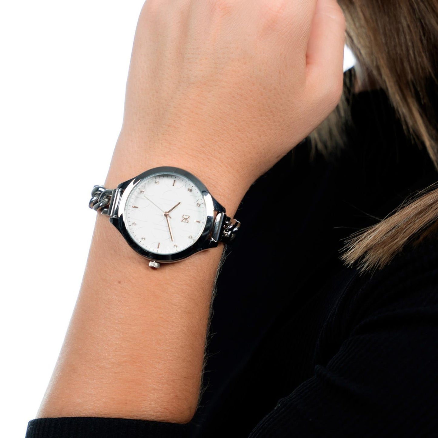 Reloj Para Dama con Pedrería en Indicadores y Correa de Metal Color Plateado OE2429