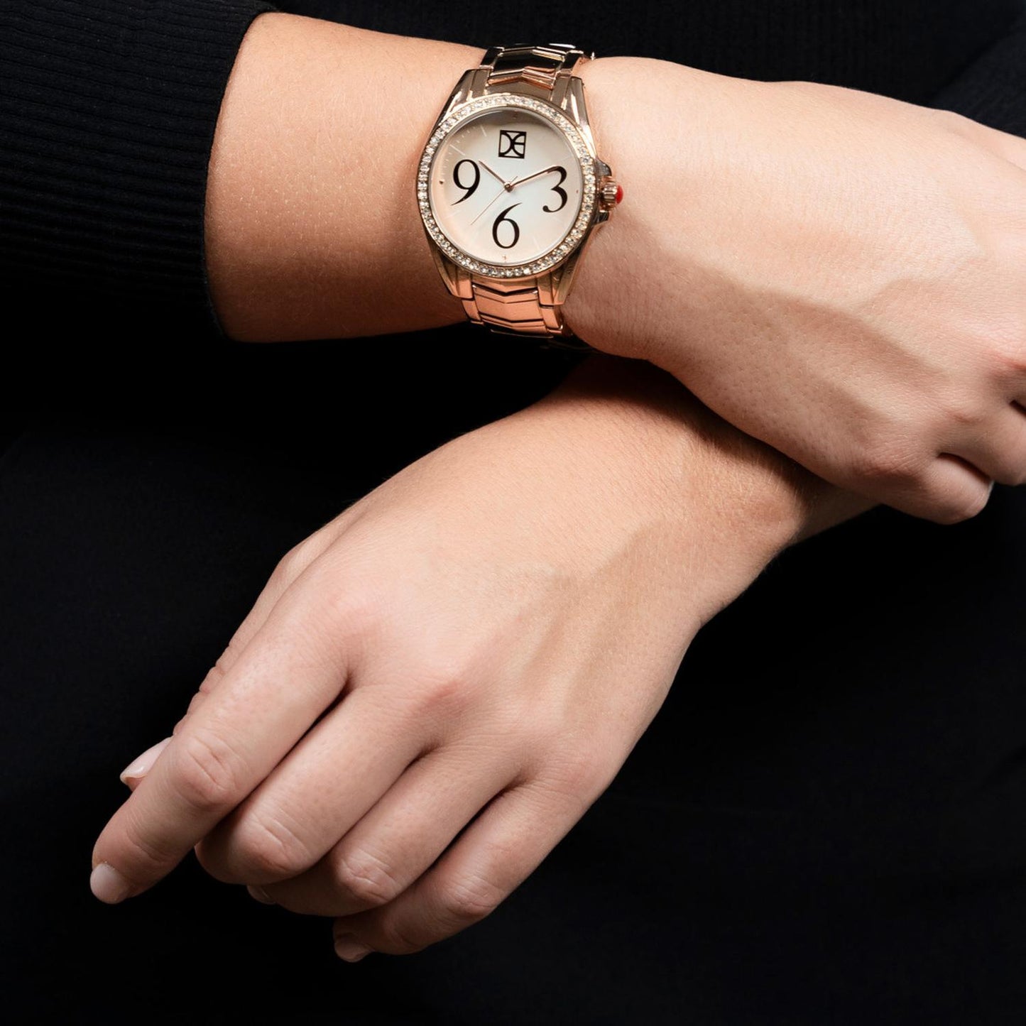 Reloj Analogo para Dama con Pedreria en Bisel y Correa Color Plateado OE2441