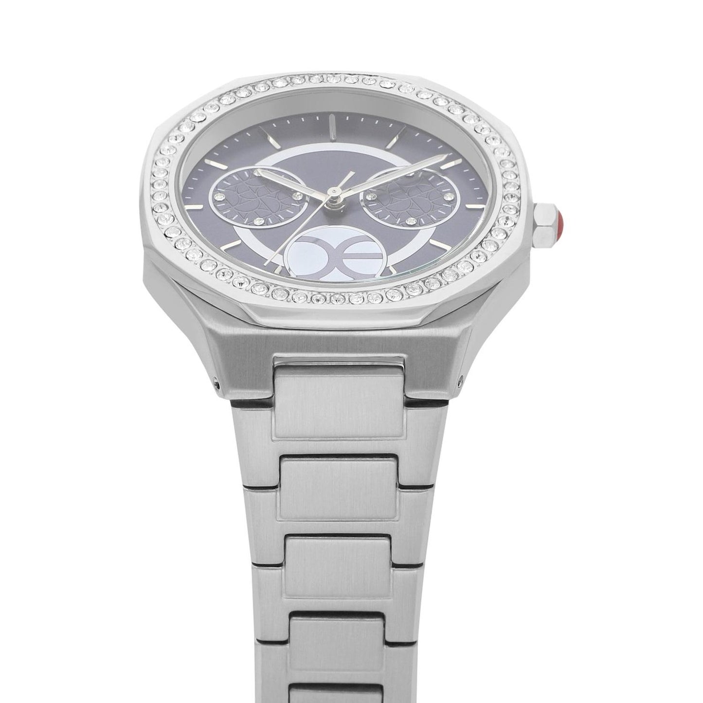 Reloj Cloe Analogo para Dama con Pedreria en Bisel, Simuladores y Extensible Color Plateado OE2443