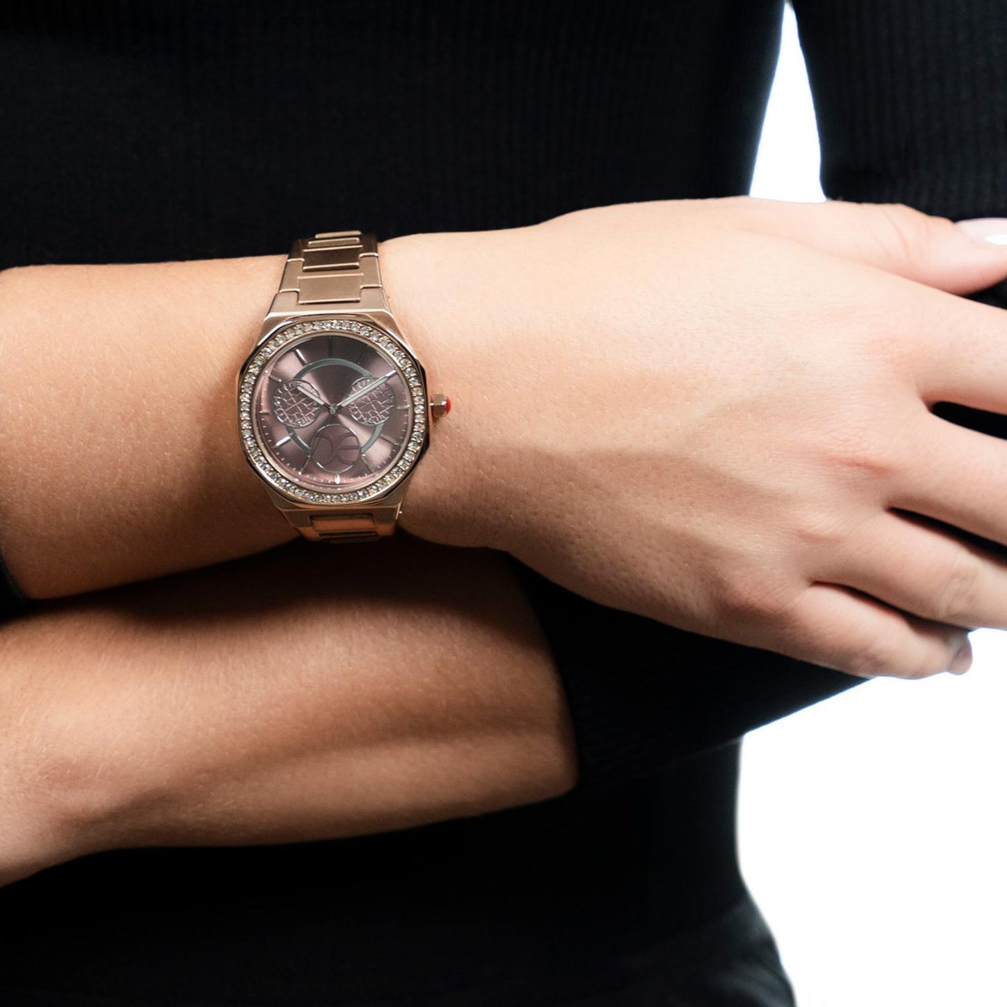 Reloj Cloe Analogo para Dama con Pedreria en Bisel, Simuladores y Extensible Color Plateado OE2443