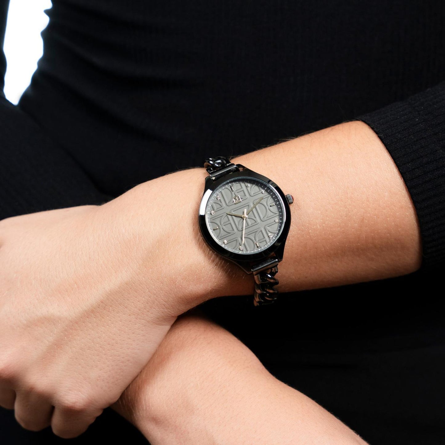 Reloj Para Dama con Pedreria en Indicadores y Correa de Metal Color Plateado OE2429