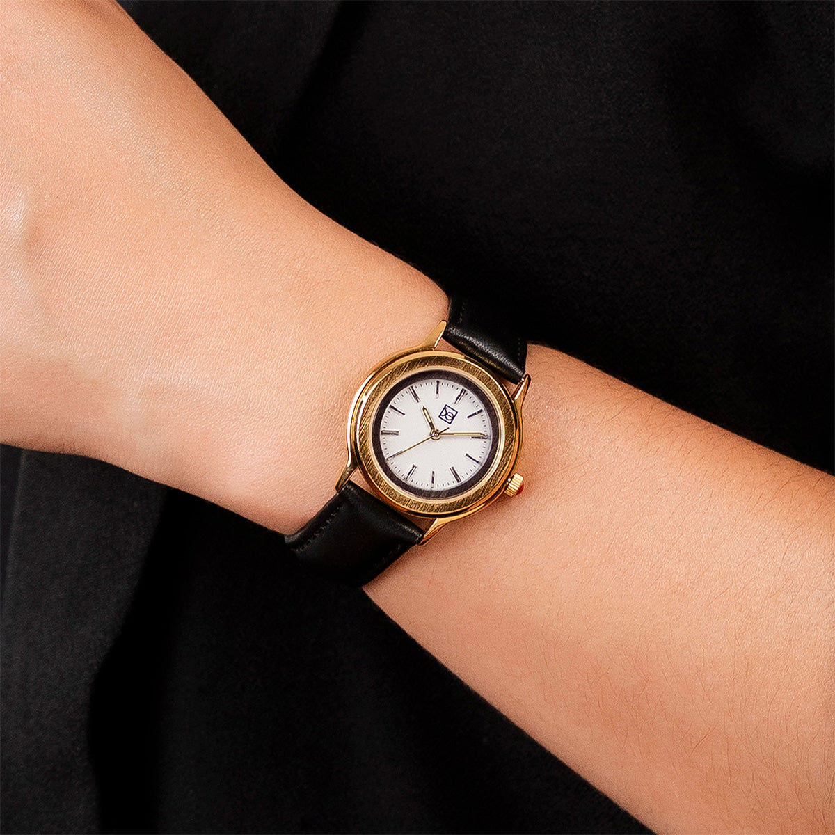Reloj Cloe Análogo para Dama con Bisel Interno y Correa de Tactopiel OE2530