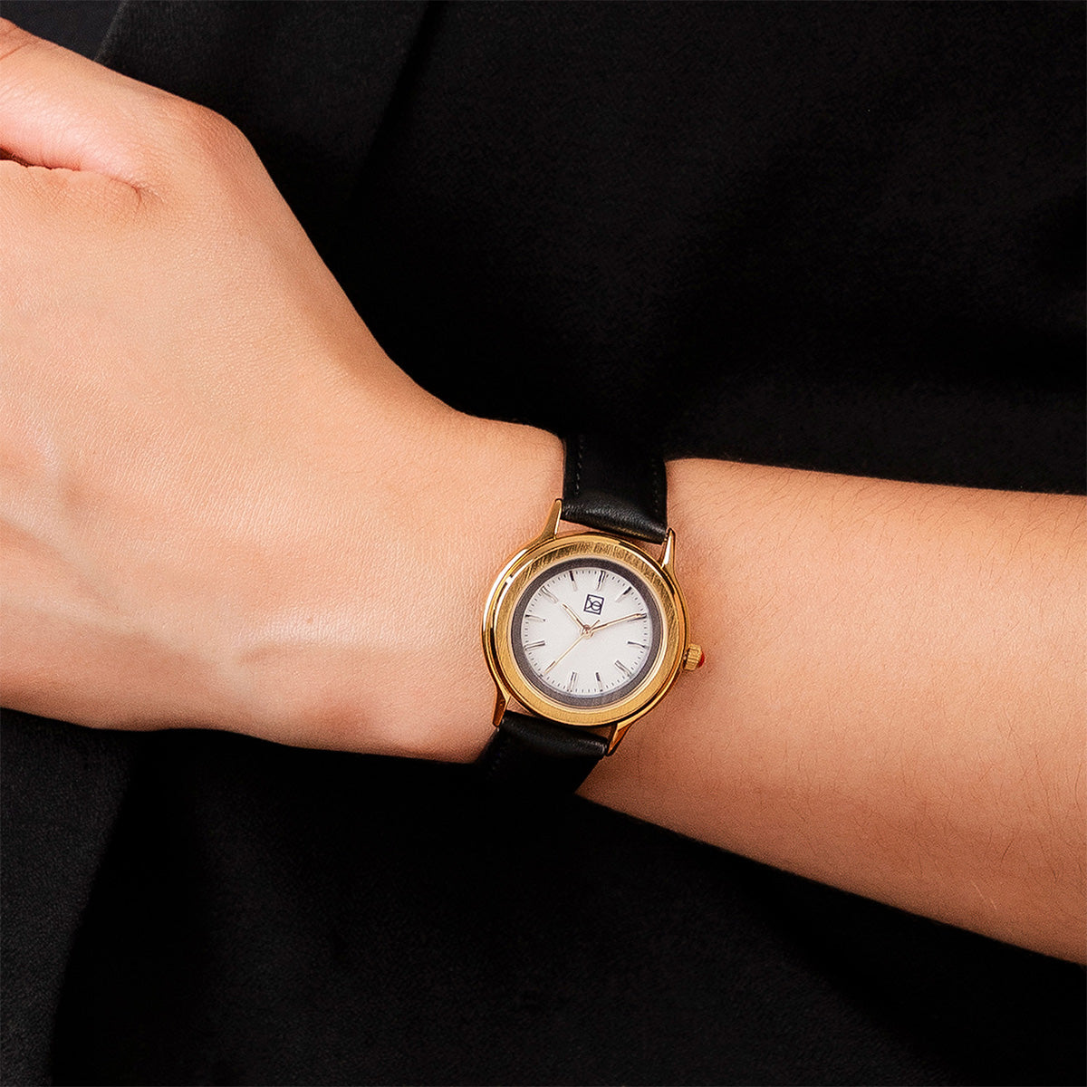 Reloj Cloe Análogo para Dama con Bisel Interno y Correa de Tactopiel OE2530