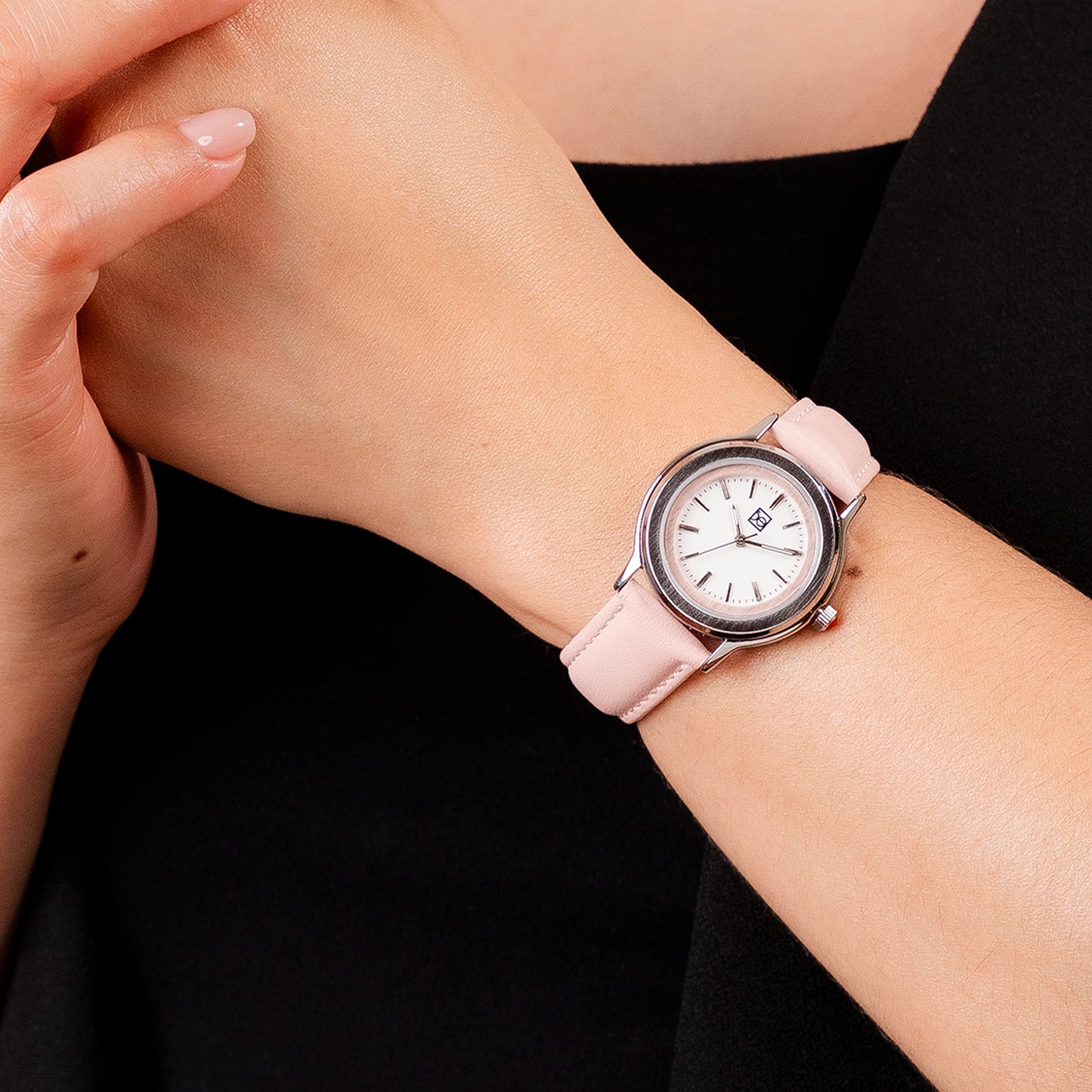 Reloj Cloe Análogo para Dama con Bisel Interno y Correa de Tactopiel OE2530