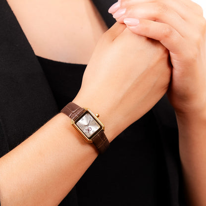 Reloj Cloe Análogo para Dama con Caja Rectangular y Correa de Tactopiel OE2535