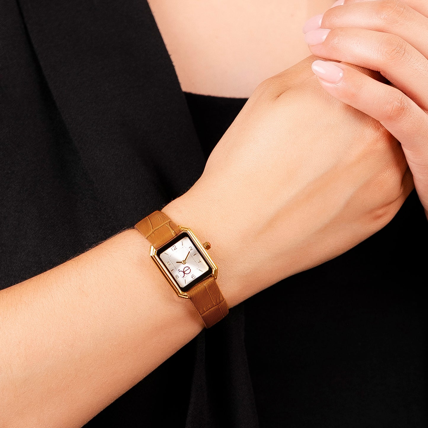 Reloj Cloe Análogo para Dama con Caja Rectangular y Correa de Tactopiel OE2535