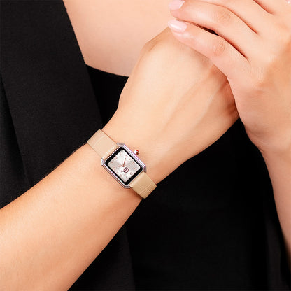 Reloj Cloe Análogo para Dama con Caja Rectangular y Correa de Tactopiel OE2535
