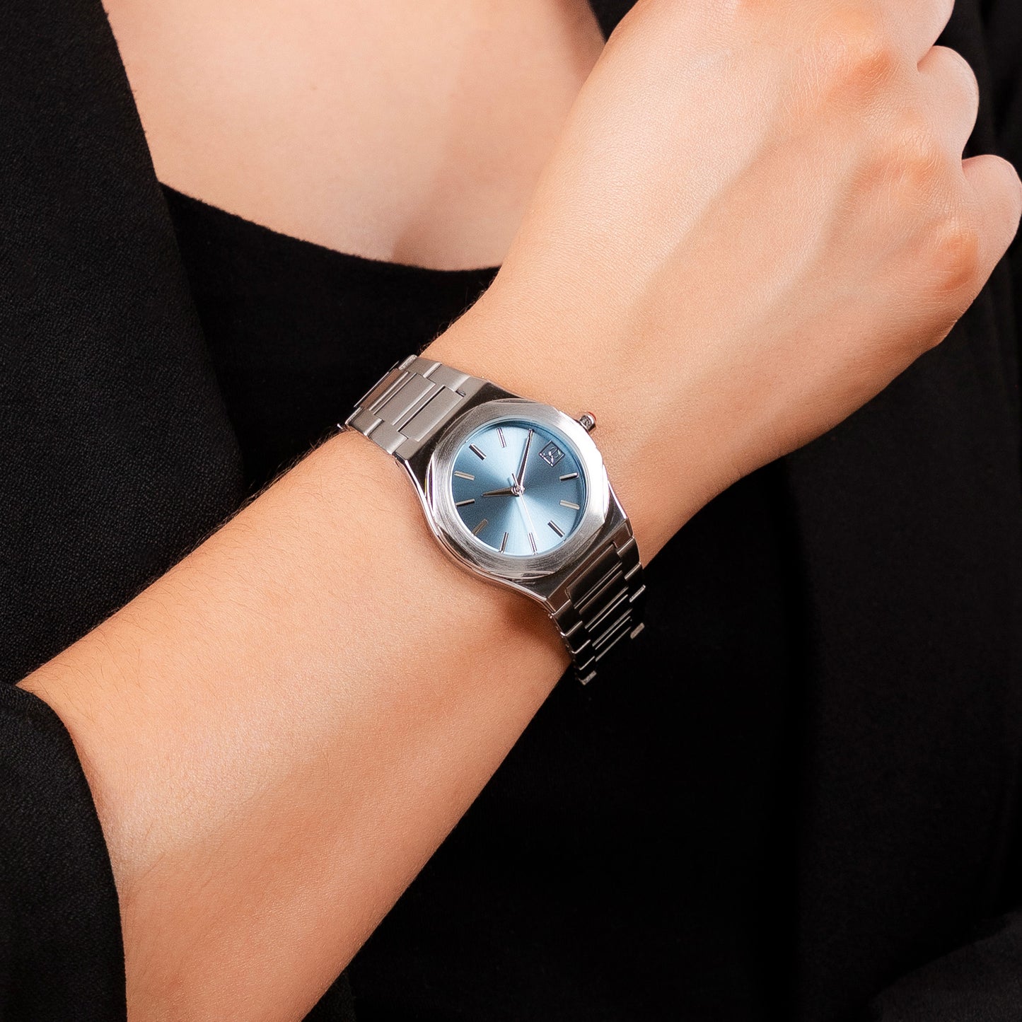 Reloj Cloe Análogo para Dama con Bisel Hexagonal y Extensible de Acero Inoxidable OE2536