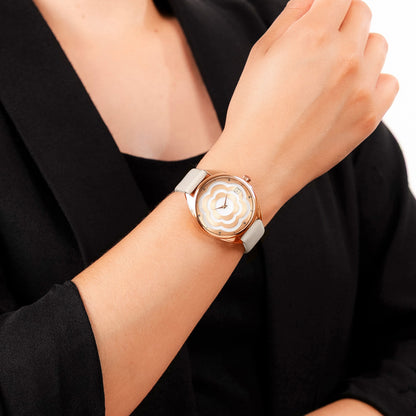 Reloj Cloe Análogo para Dama con Cártula en forma de flor y Correa de Tactopiel OE2539