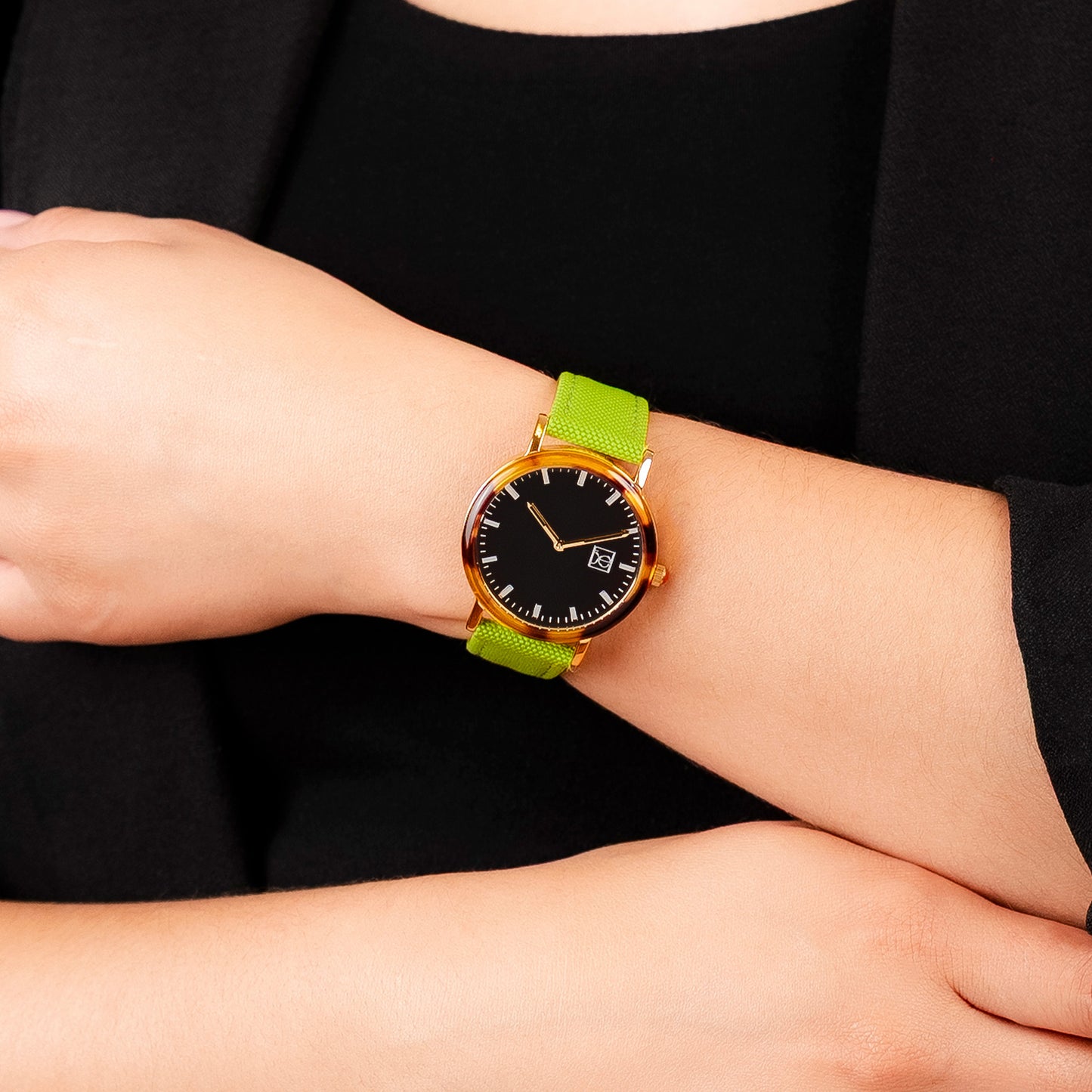Reloj Cloe Análogo para Dama con Bisel Carey y Correa de Textil OE2546