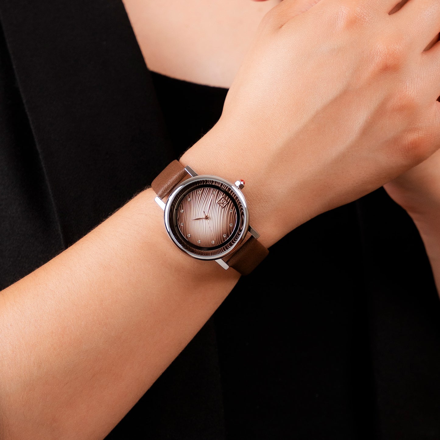 Reloj Cloe Análogo para Dama con Caratula Texturizada y Correa de Tactopiel OE2547