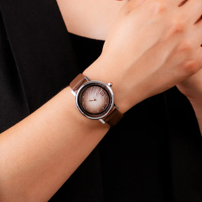Reloj Cloe Análogo para Dama con Caratula Texturizada y Correa de Tactopiel OE2547