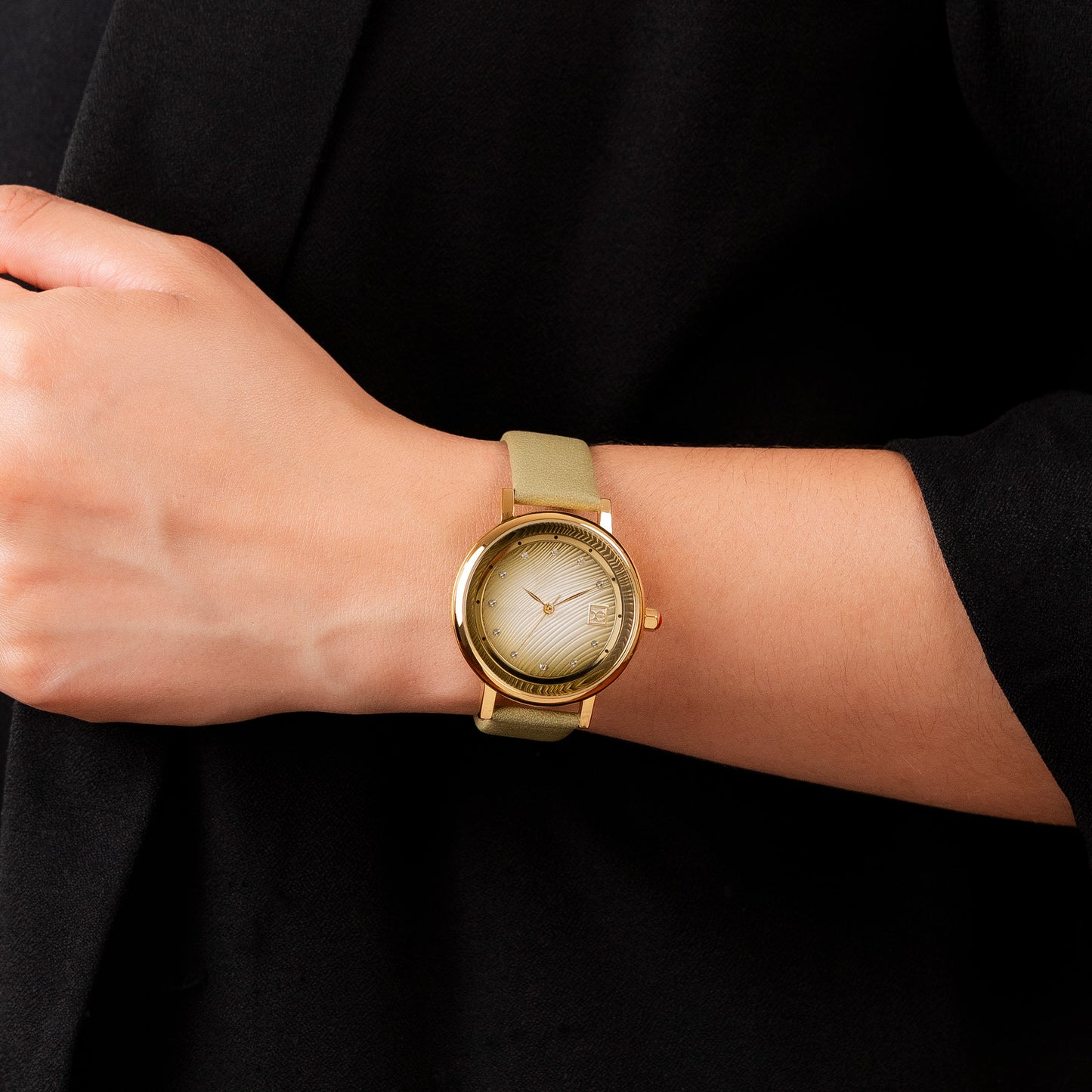 Reloj Cloe Análogo para Dama con Caratula Texturizada y Correa de Tactopiel OE2547