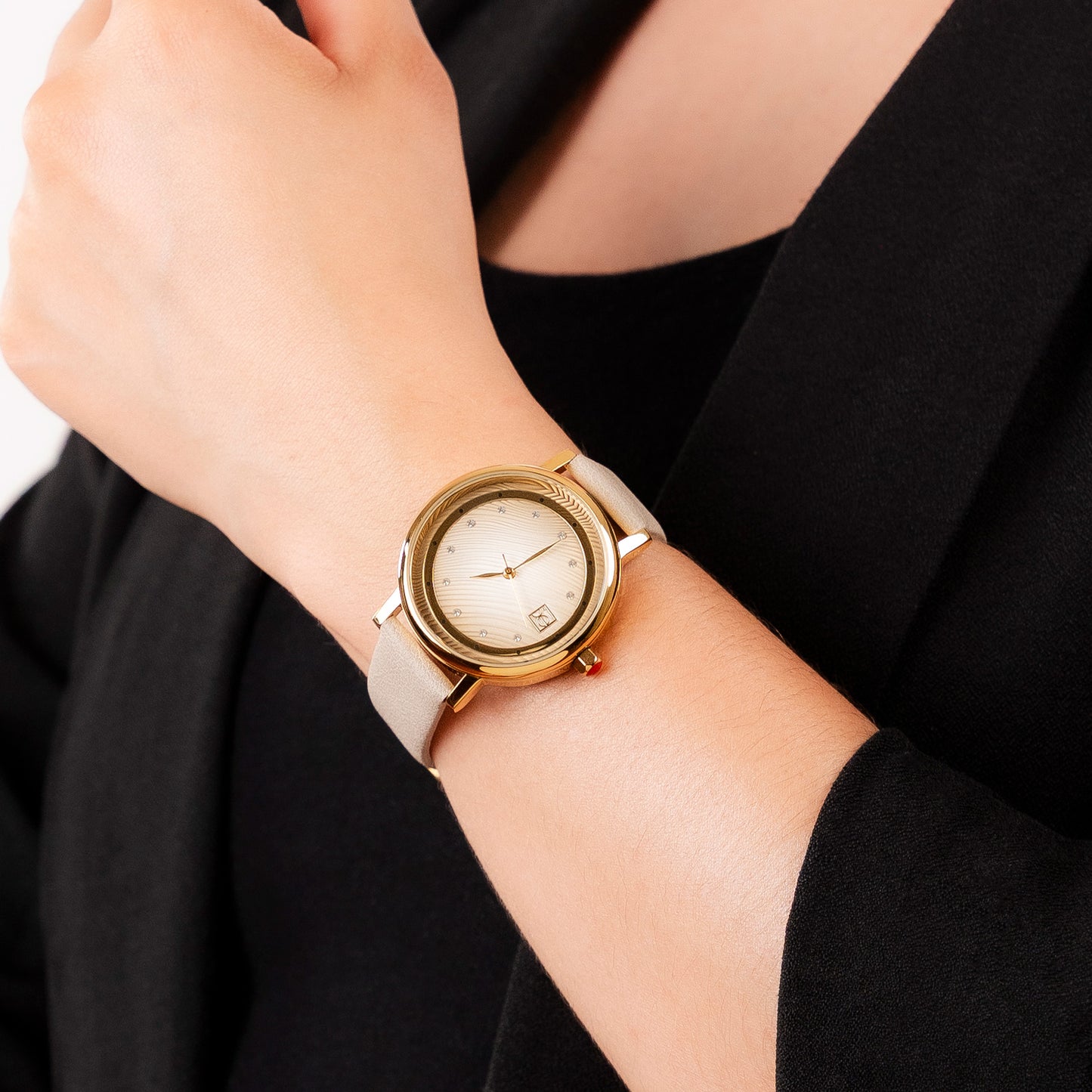 Reloj Cloe Análogo para Dama con Caratula Texturizada y Correa de Tactopiel OE2547
