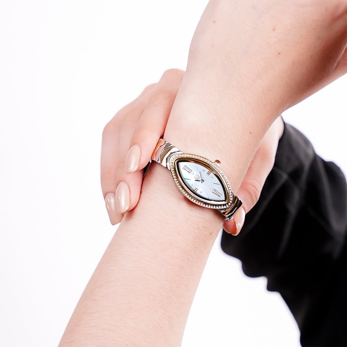 Reloj Cloe Análogo Caja Ovalada y Extensible de Acero Inoxidable OE2548-GL