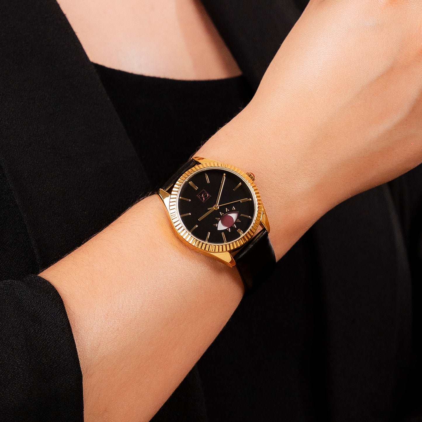 Reloj Cloe Análogo para Dama con Detalle de Ojo con Movimiento OE2551