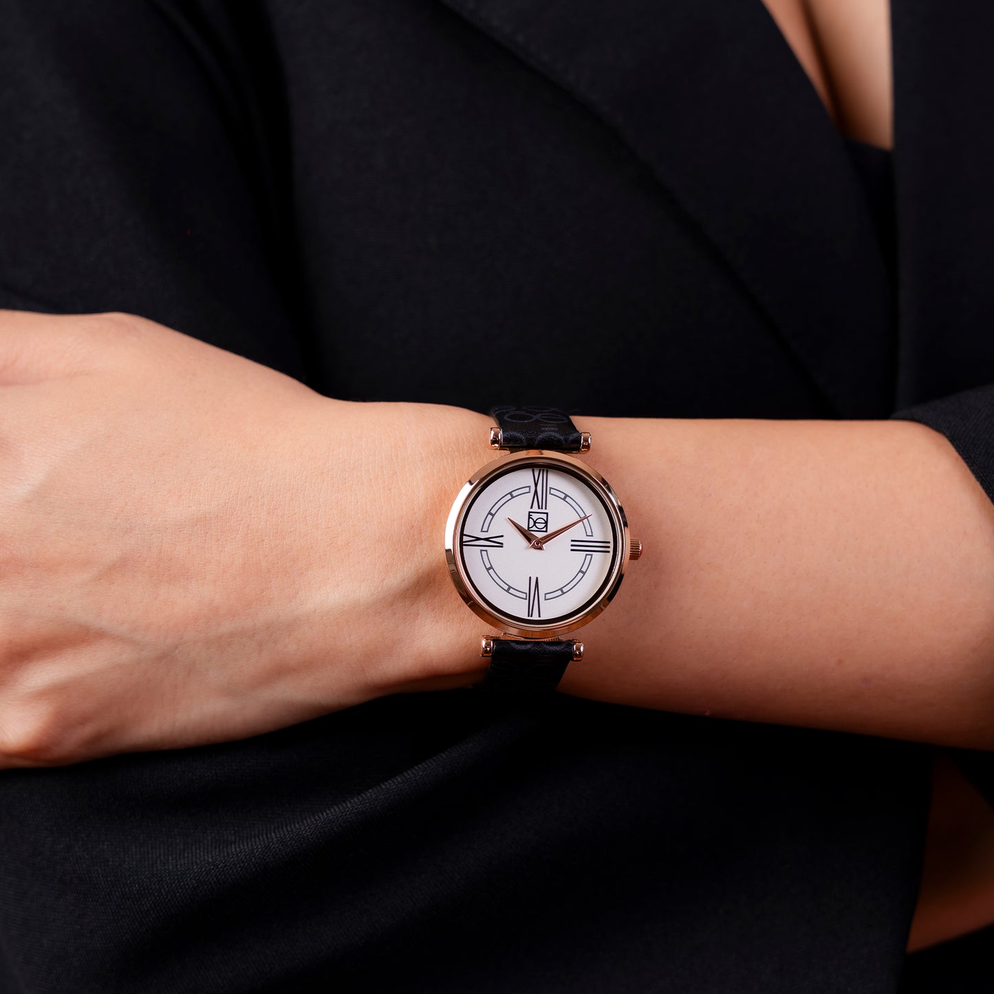 Reloj Cloe Análogo para Dama con Diseño OE en Correa de Tactopiel OE2604
